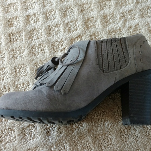 Light Gray Tasseled Shoes - Picture 5 of 7